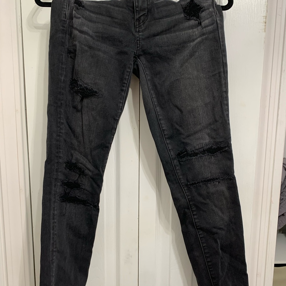 BLACK AMERICAN EAGLE FRAYED JEANS
